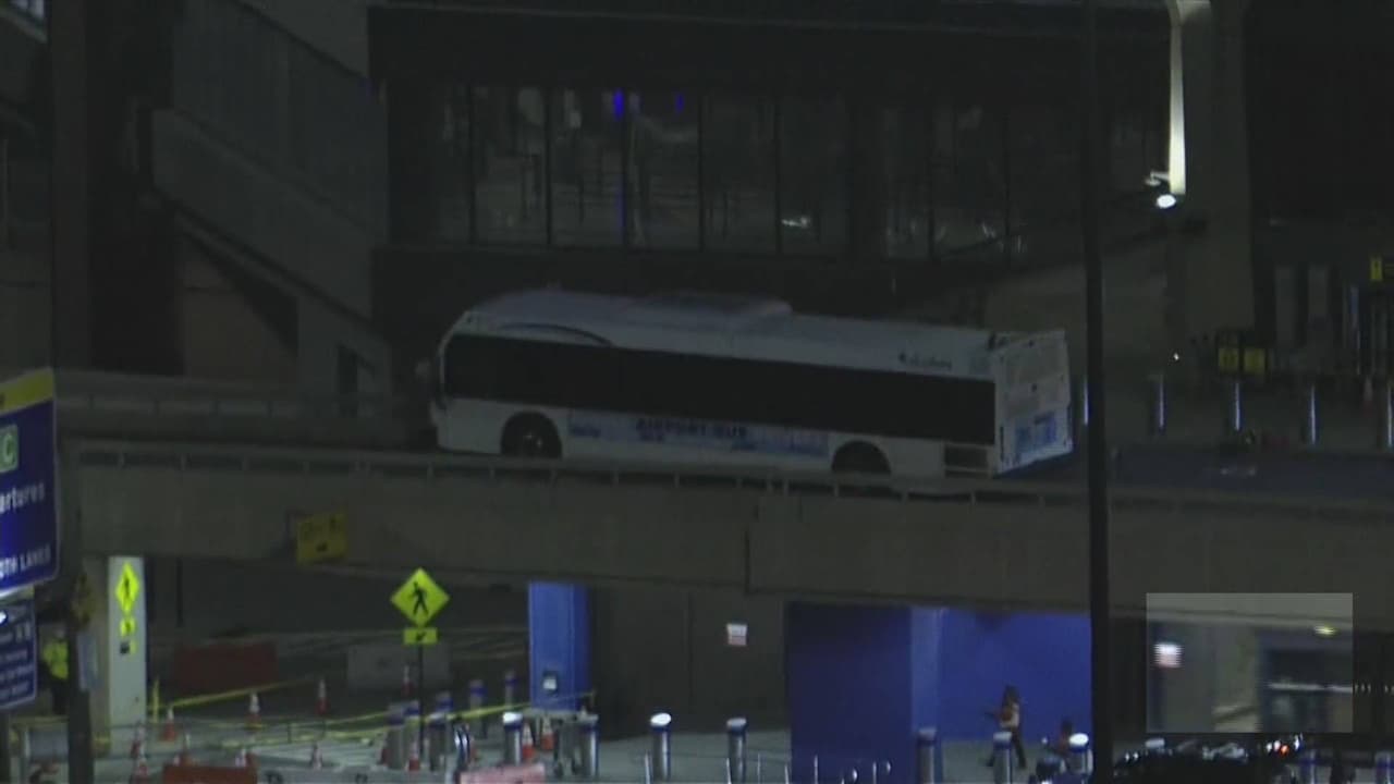 Trece personas resultan heridas tras choque de autobús en el Aeropuerto de Newark