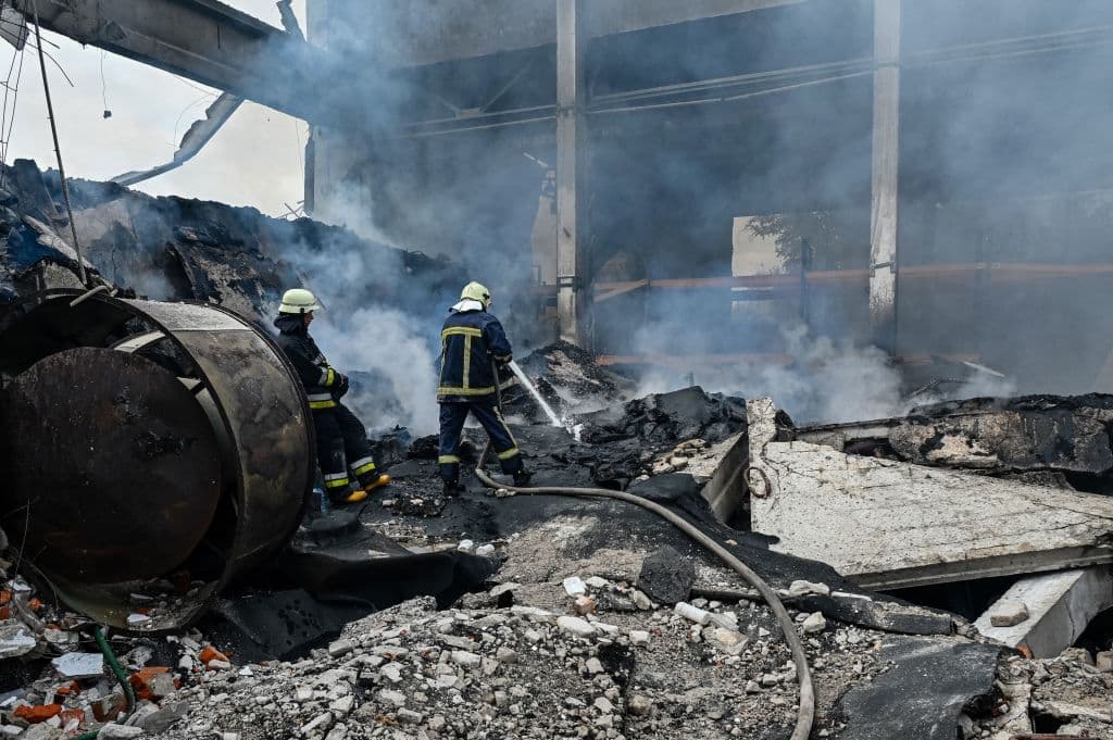 "Debemos ser conscientes de que mañana es posible que haya provocaciones rusas repugnantes y bombardeos brutales", advirtió en su tradicional mensaje nocturno el
<a href="https://www.univision.com/temas/volodymyr-zelensky">presidente ucraniano, Volodymyr Zelensky</a>. "Responderemos a toda manifestación del terrorismo ruso", añadió.