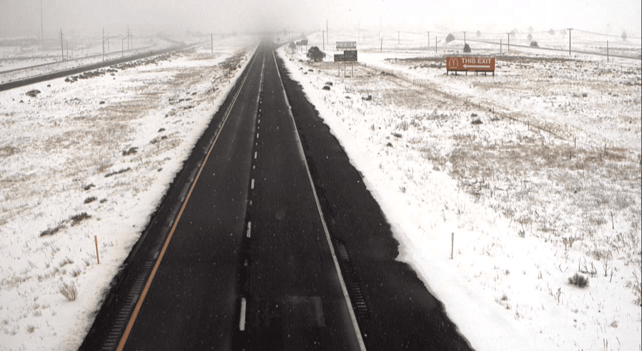 La nieve que cubre la ciudad de Flagstaff hace el pueblo llamativo para recibir turistas de Phoenix y Tucson. Tome precaución al manejar en este clima invernal.
<br>