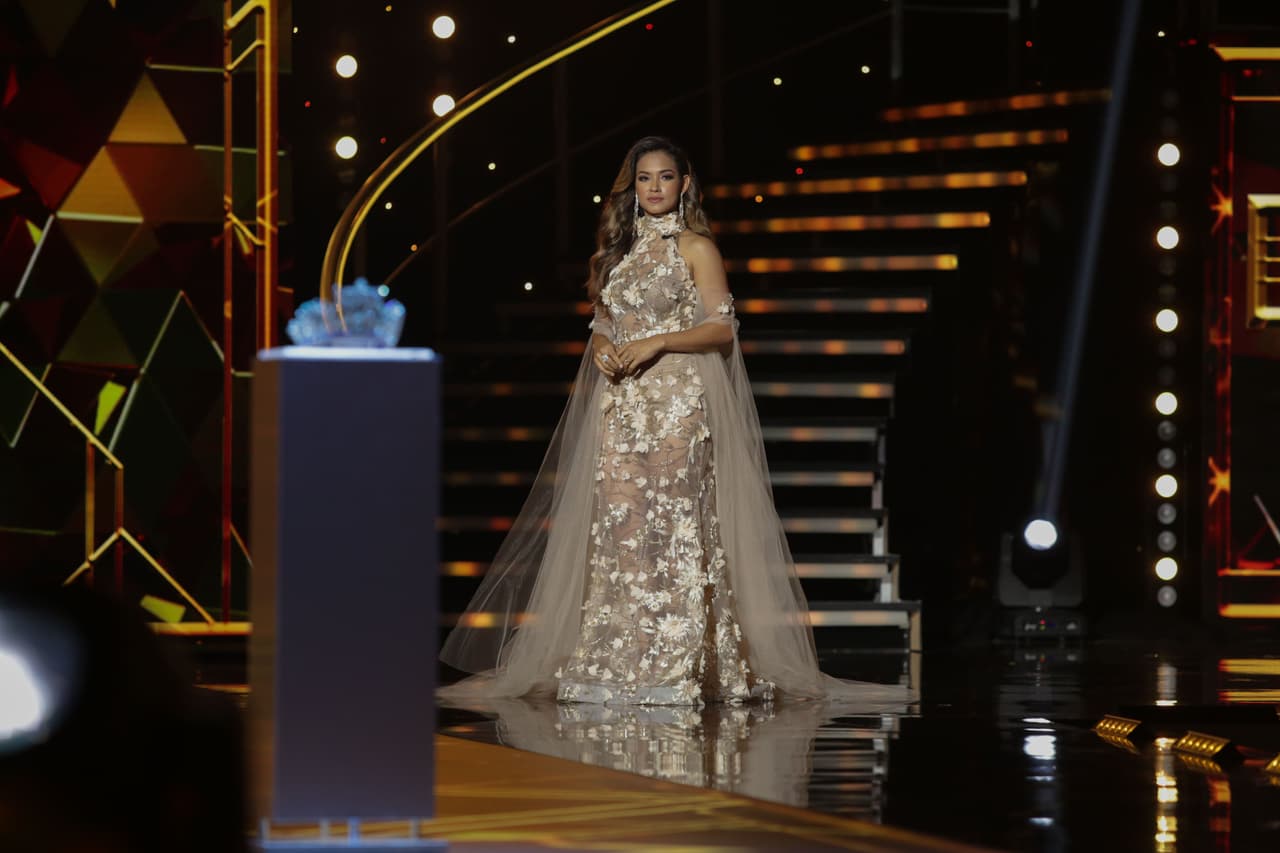 La semifinal arrancó con cinco chicas rodeando la anheladísima corona.