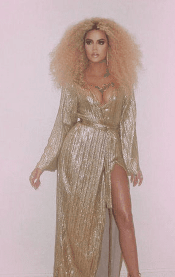 Khloe Kardashian fue descubierta en el cumpleaños 75 de Diana Ross abusando del Photoshop, ya que los dedos de sus manos lucen multiplicados.