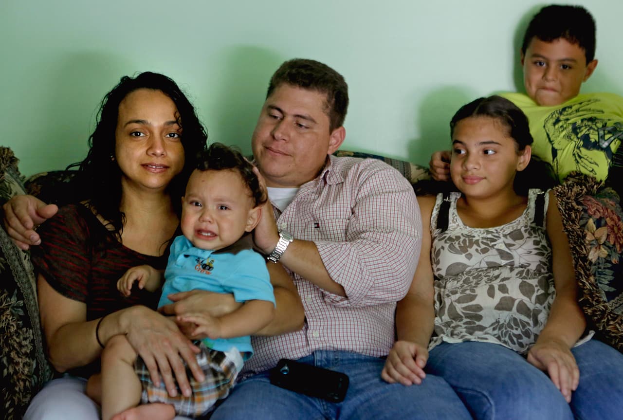 <b>Guevara nació en El Salvador. </b>Al momento de su detención
<b> tenía una autorización para trabajar en el país</b> y tiene una
<b>solicitud de ajuste de estatus patrocinada por su hijo, quien es ciudadano estadounidense, informaron sus abogados. </b>
<br>
<br>Actualmente
<b>no tiene cargos pendientes</b> en ningún condado en Georgia.