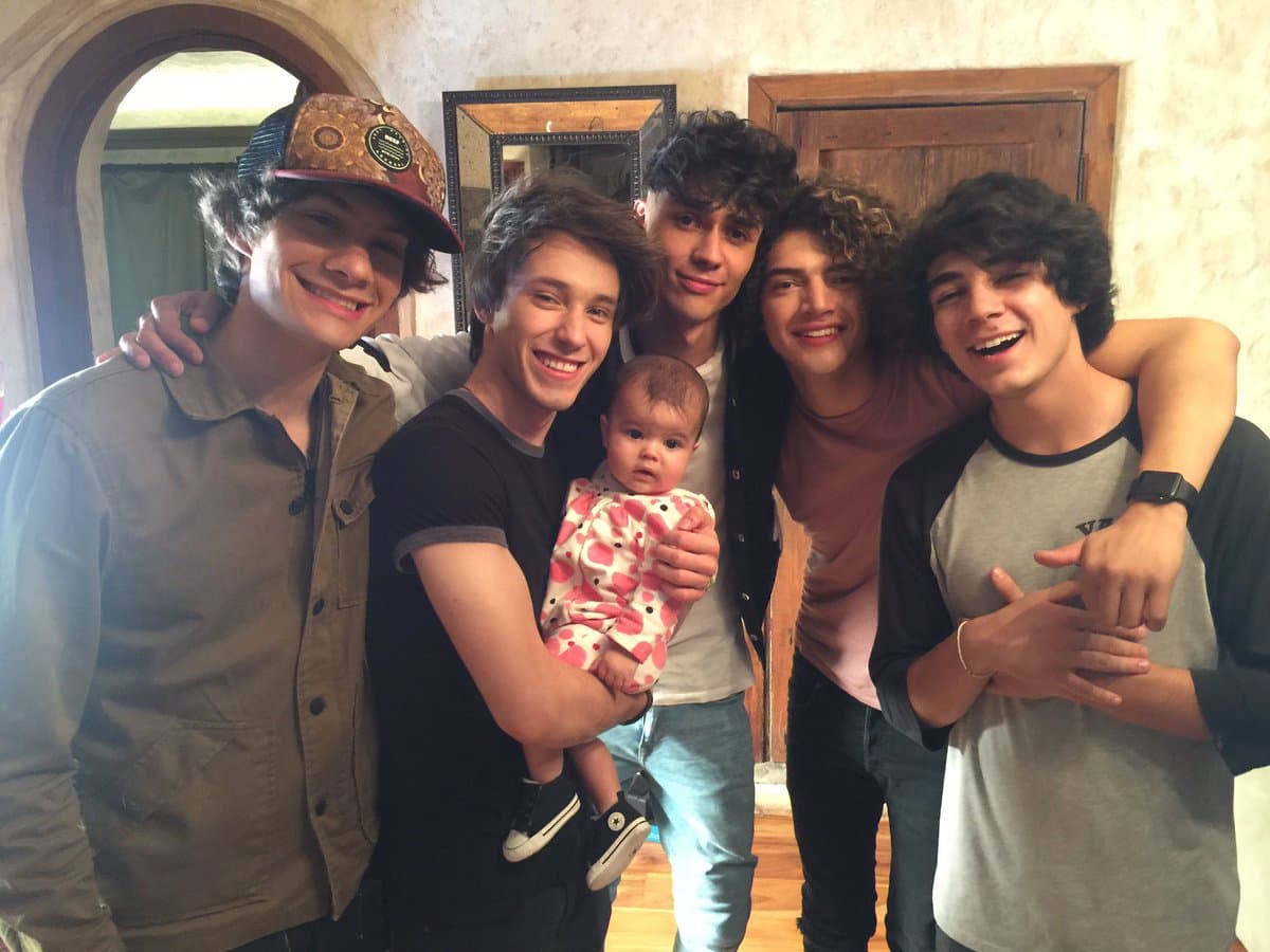 Mila, con tan sólo 10 meses de nacida ya tiene un grupo musical favorito, se trata de la banda mexicana 'CD9', con quienes se tomó una foto y recibió miles de 'likes' en redes sociales.