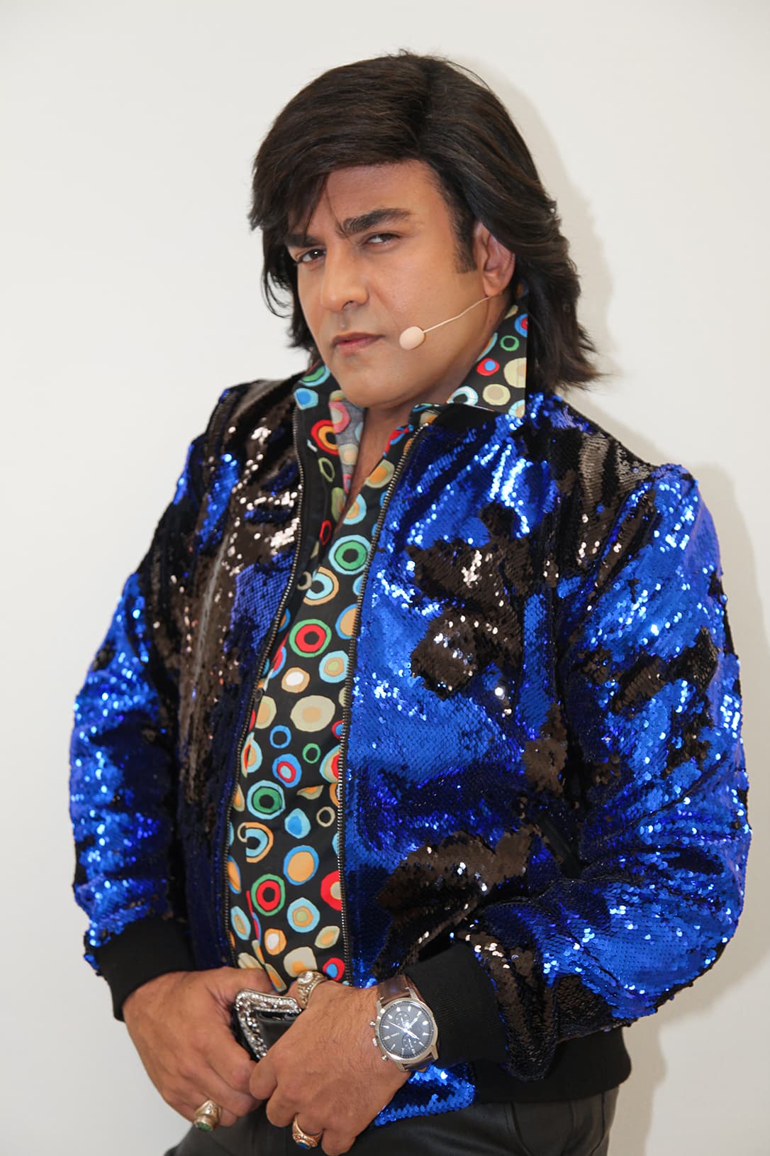 Que complementó con una camisa estampada con círculos de diferentes colores y tamaños.