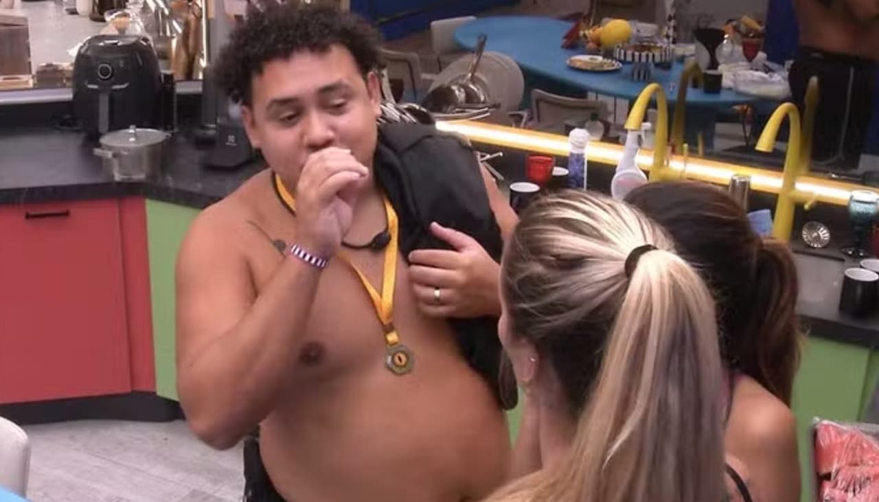 Lucas Henrique ouve conversa de brothers após virar líder no BBB24: "Estão desesperados"