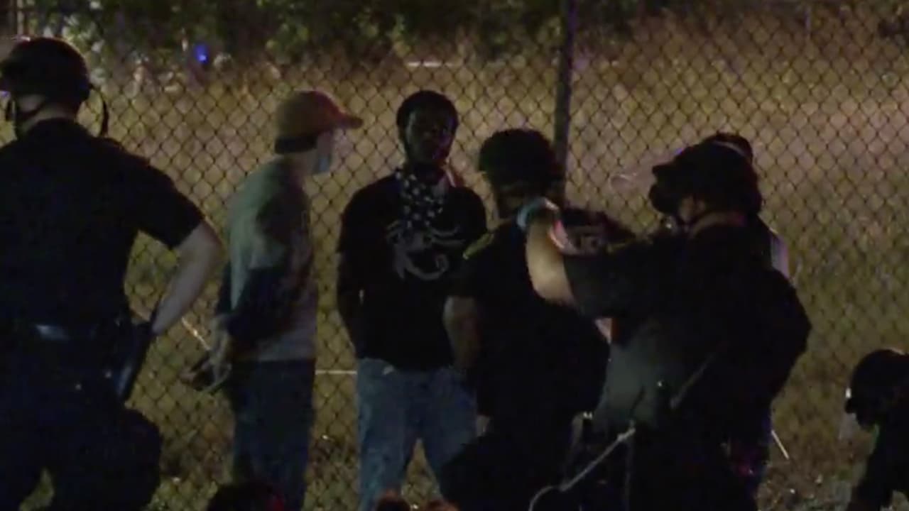 Hubo muchos otros que, a pesar de las órdenes de limpiar las calles, se negaron a hacerlo y fueron detenidos.