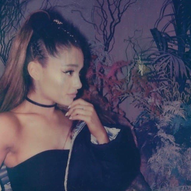 Ariana Grande se encuentra alejada del ojo público, pues los últimos meses han sido una montaña rusa en su vida.