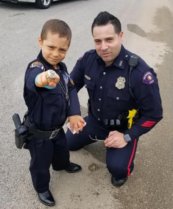 Abigail Arias es una niña de 6 años que soñaba con ser agente de policía. Pese a su corta edad, los últimos dos años de su vida se los ha pasado luchando contra el cáncer. La pequeña fue diagnosticada con el tumor Wilms, un tipo de cácer infantil en el riñón, cuando tenía solo 4 años.