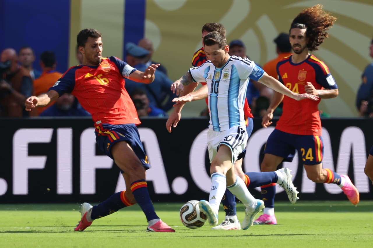 Rodri marca a Lionel Messi.