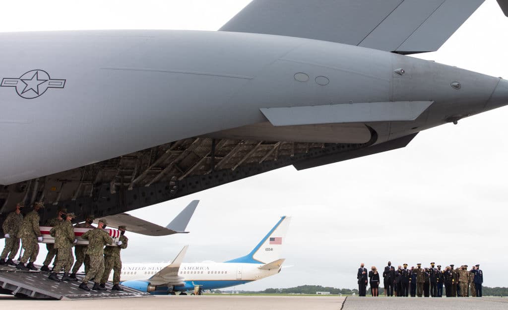 Biden preside el "traslado digno" de los soldados muertos el pasado jueves en Afganistán.