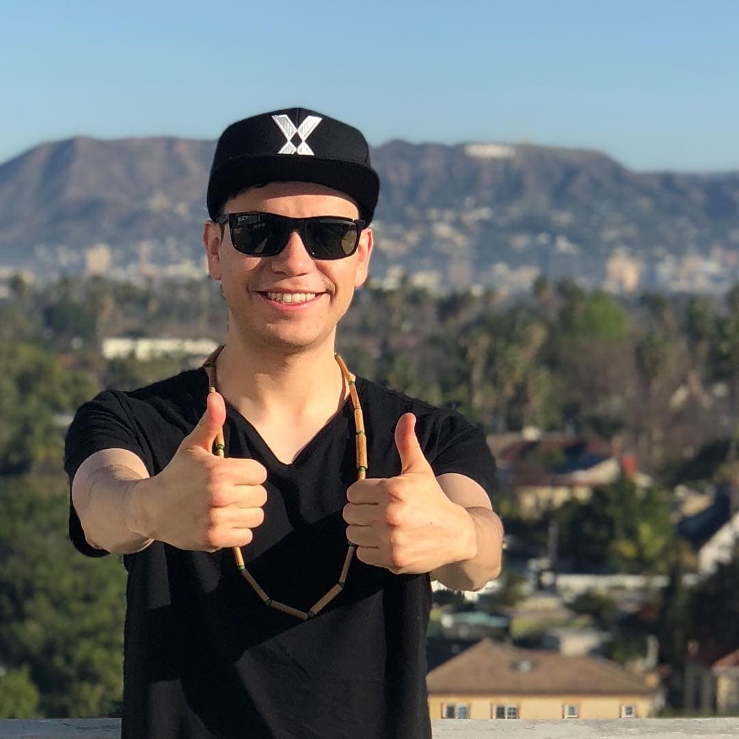 Al hacer parte de un programa de alto prestigio y presupuesto, la presión fue grande, por lo que busco tranquilidad en la música, mezclando la cumbia con la electrónica, para relajarse en sus ratos libres.
<br>