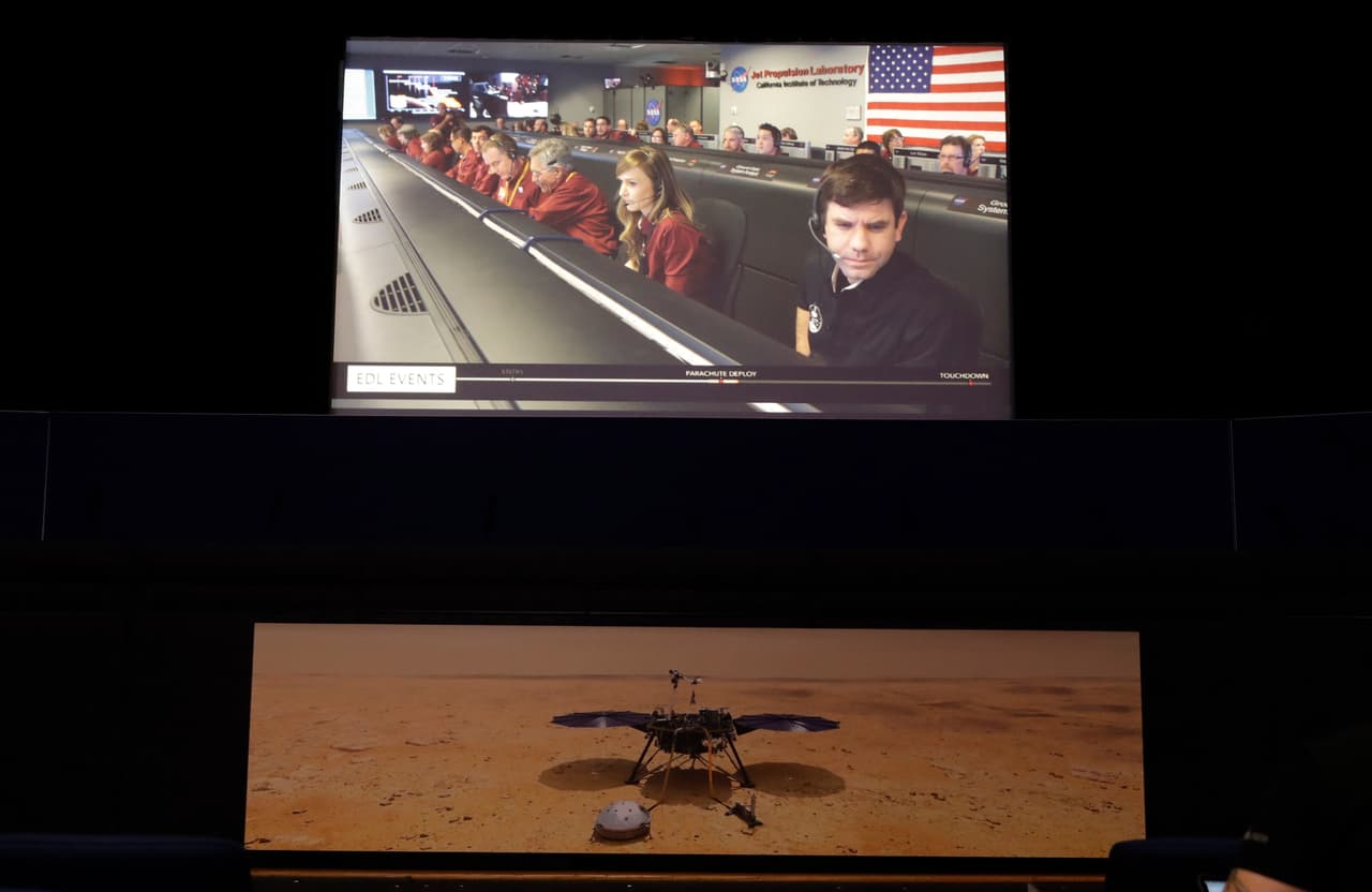 Una captura del video de la NASA que mostró al equipo que supervisó la llegada de la sonda InSight a Marte. La última nave que había llegado con éxito a ese planeta fue la rover Curiosity en 2012. Este es el único vehículo activo en su superficie.