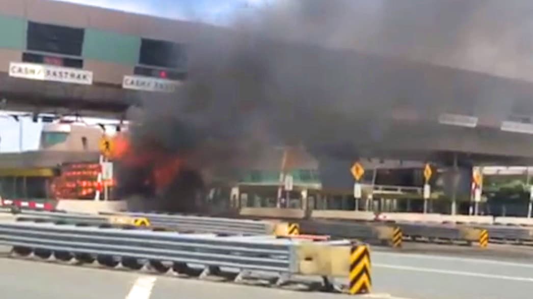 Una caseta de cobro en el puente Benicia-Martínez queda envuelta en llamas tras accidente