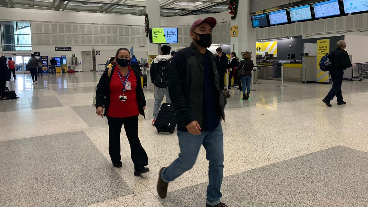 Algunos de los pasajeros aseguraron estar tomando las medidas necesarias para evitar un contagio de coronavirus.