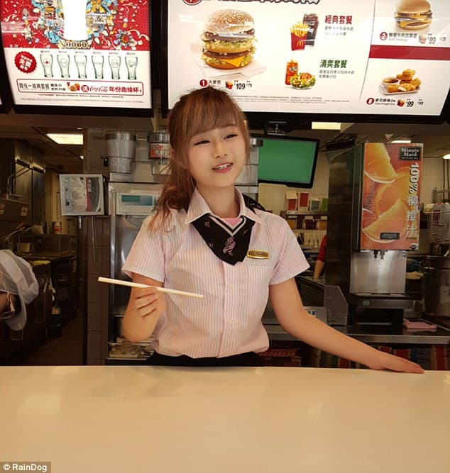 Un cliente de un McDonald's en China quedó loco con ésta chica.