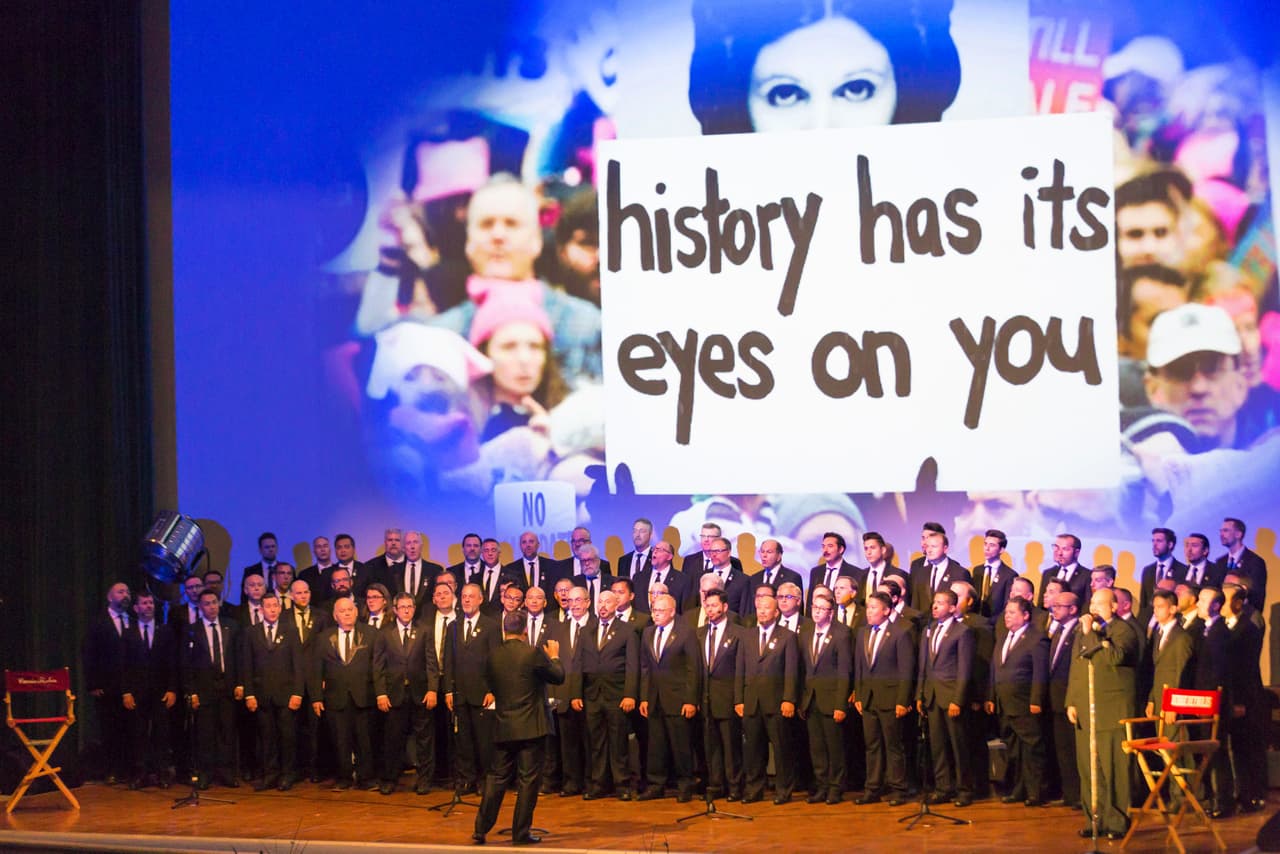 El mensaje 'la historia tiene sus ojos puestos en ti' se pudo leer durante el homenaje a las dos actrices.