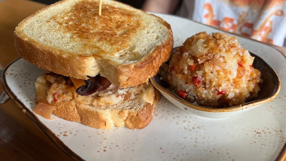 <b>Parkside Restaurant</b>
<br>301 W Martin St Raleigh, NC 27601
<br>Teléfono: (984) 232-8969
<br>Sitio web:
<a href="https://parksideraleigh.com">https://parksideraleigh.com</a>
<br>
<a href="https://www.yelp.com/map/parkside-restaurant-raleigh">Cómo llegar</a>
<br>
<br>Según sus propietarios: “Parkside está ubicado en la esquina de las calles West Martin y South Dawson frente a la histórica Nash Square. Fue este parque urbano, uno de los cuatro parques originales en el centro de la ciudad, que inspiró el nombre Parkside”.