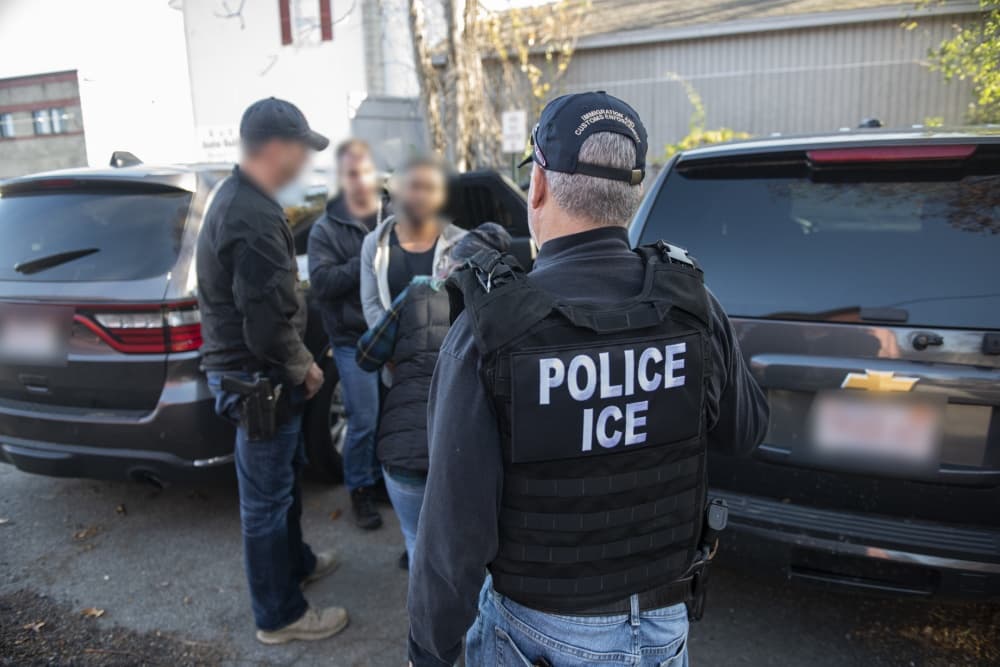 Causa polémica nueva estrategia de ICE para capturar a sus “más buscados”