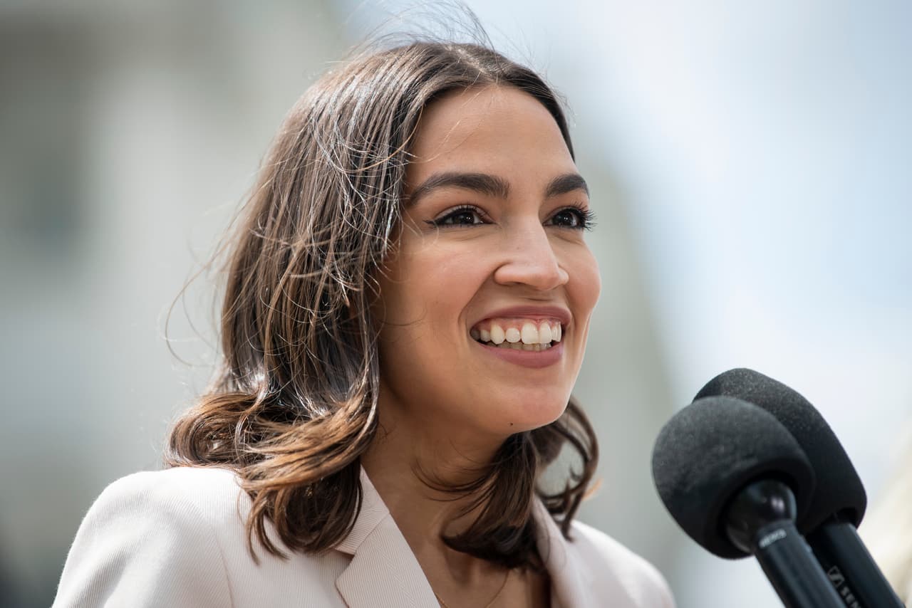 <i>Que una familia haya tenido que perder a un hijo, a un hermano y a un padre; que una jóven haya tenido que filmar y publicar un asesinato, que millones de personas en todo el país hayan tenido que organizarse y marchar sólo para que George Floyd sea visto y valorado no es justicia.</i>
<br>
<br>
<i>Y este veredicto no es un sustituto del cambio de políticas.</i>
<br>
<br>
<b>Rep. Alexandria Ocasio-Cortez (D-NY)</b>