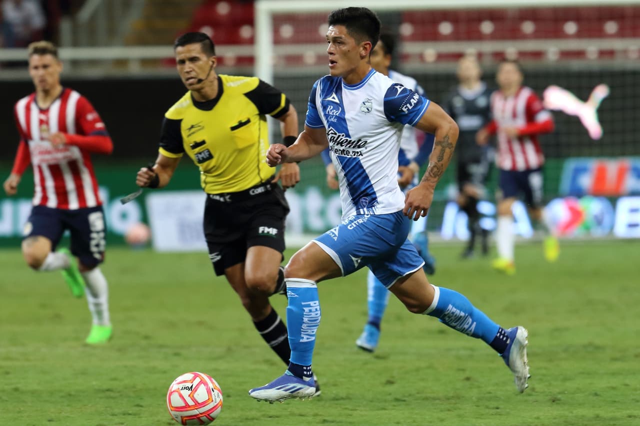 Las Chivas llegaron a siete juegos sin perder luego de vencer al Puebla en un partido marcado por la lesión de Gustavo Ferrareis.