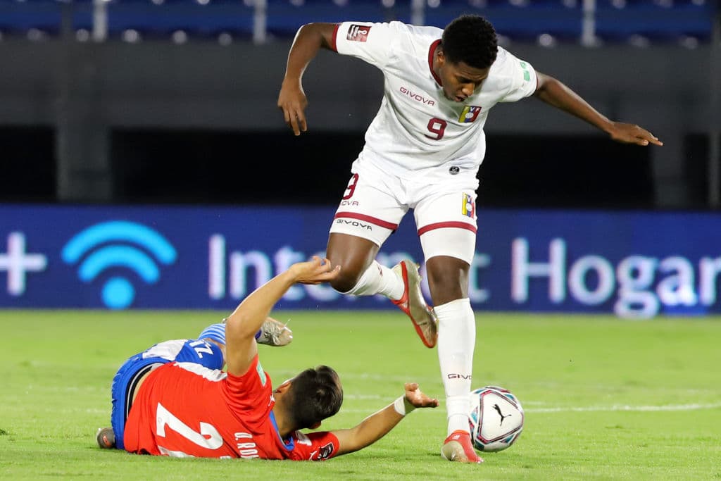 Héctor Martínez y Kaku son los encargados de regresar a Paraguay a la pelea por su lugar para el mundial y vencen 2-1 a Venezuela.