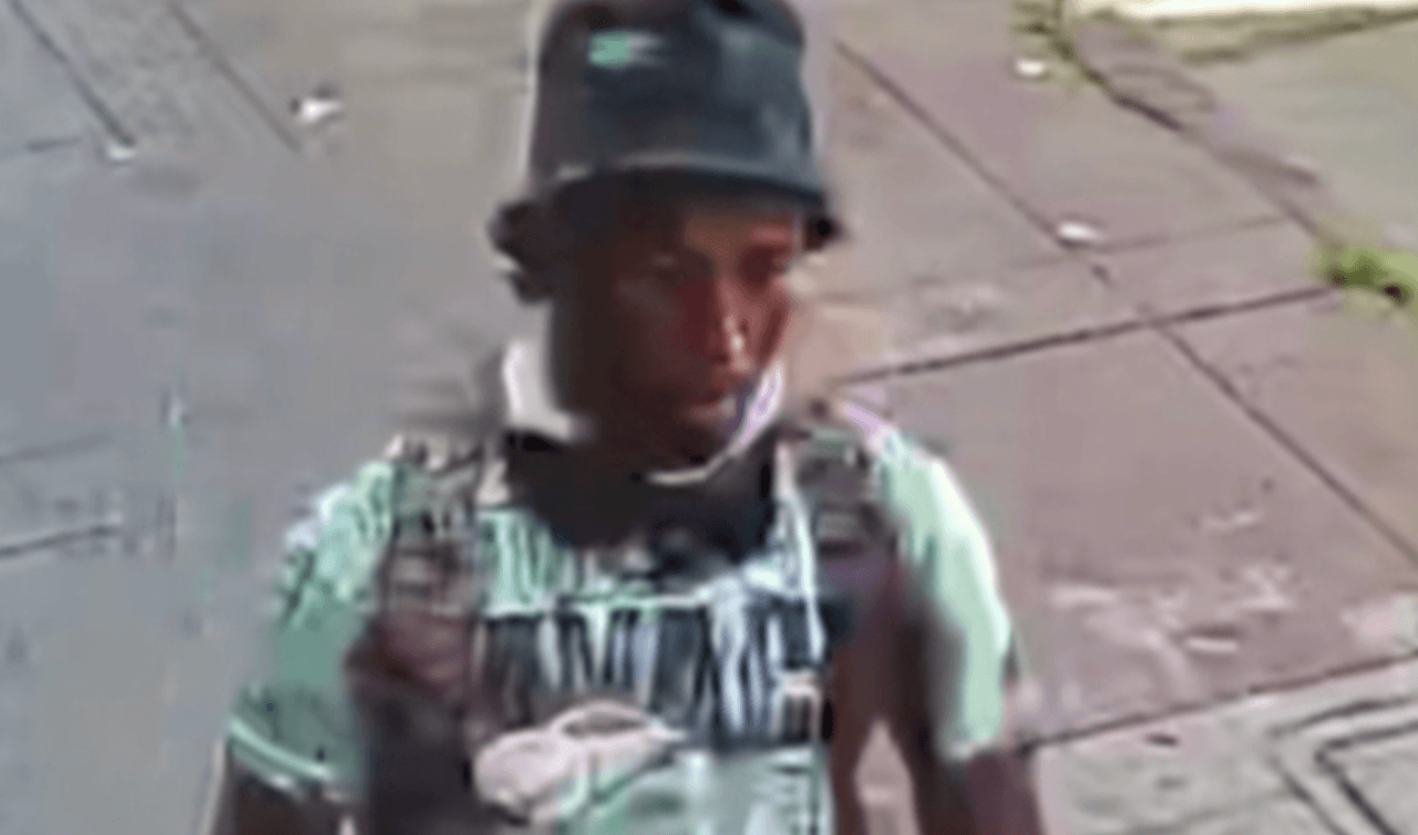 La policía de Los Ángeles pide información para encontrar al sospechoso. Si tiene información puede comunicarse con el detective Sharman o el detective González al teléfono (213) 996-4116.