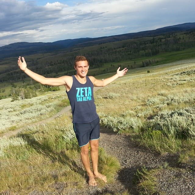 El accidente ocurrió durante un juego de golf, accidentalmente cayó y se cortó la cara con cristales de dos copas de coctel que llevaba con él, reportó
<a href="https://radaronline.com/videos/bachelor-peter-weber-hospitalized-stitches-face-fall/" target="_blank">Radar Online</a>.