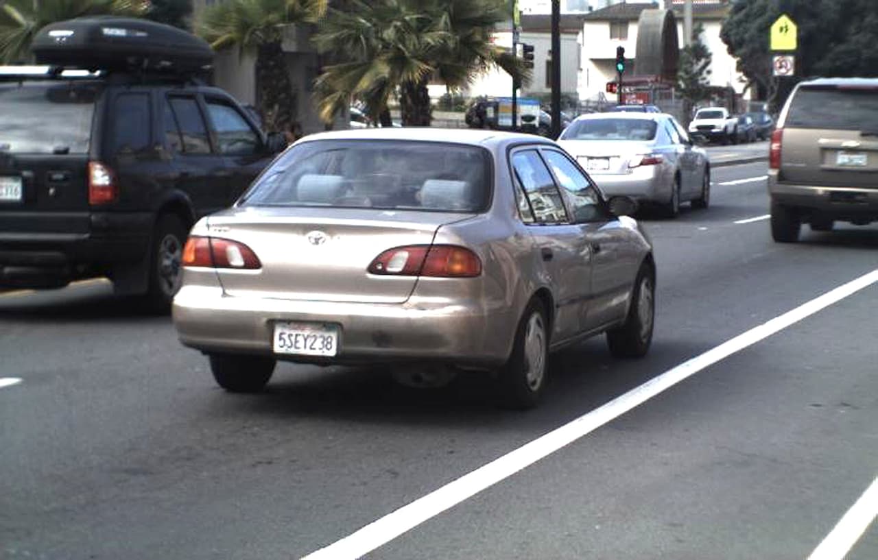 Coche en el que habría sido raptado el niño Makai Bangoura en San Francisco, California.