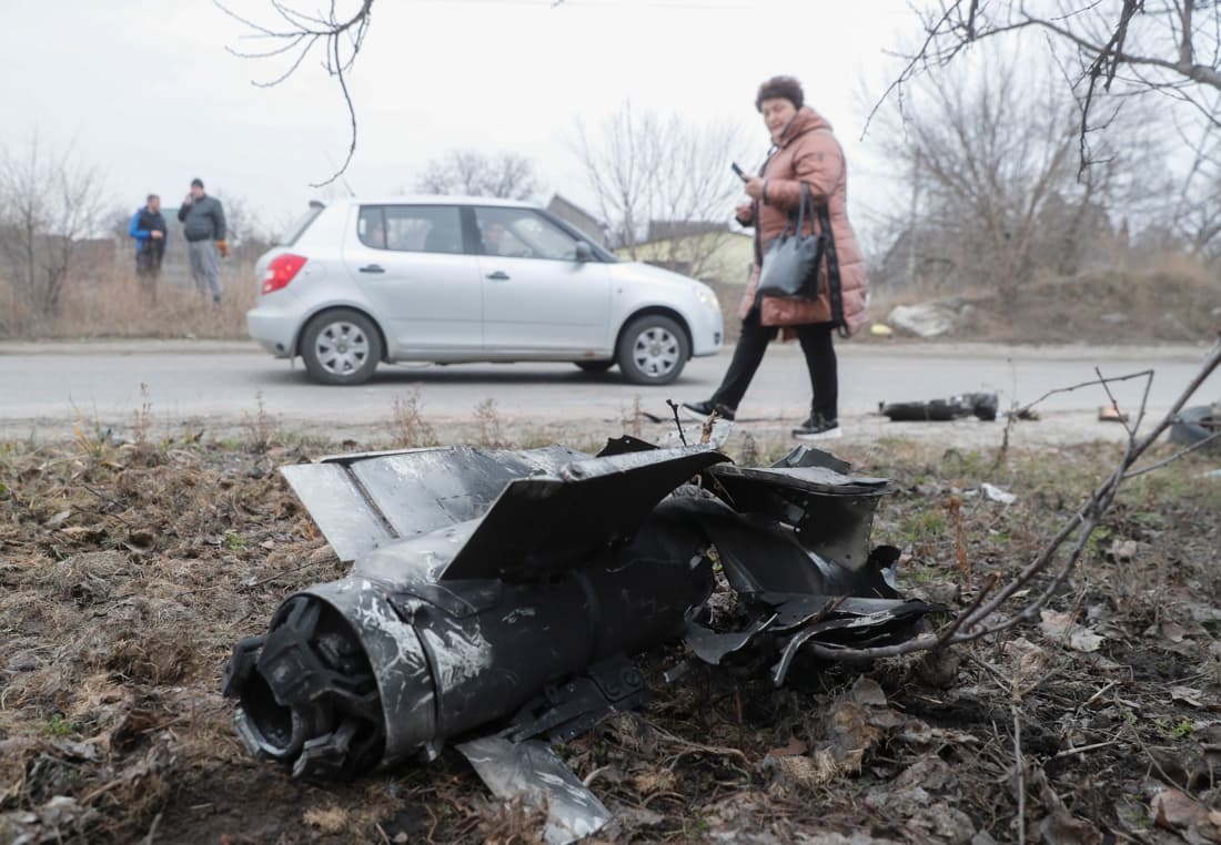 Una mujer mira los restos de un cohete en la calle tras un bombardeo nocturno en Kiev.