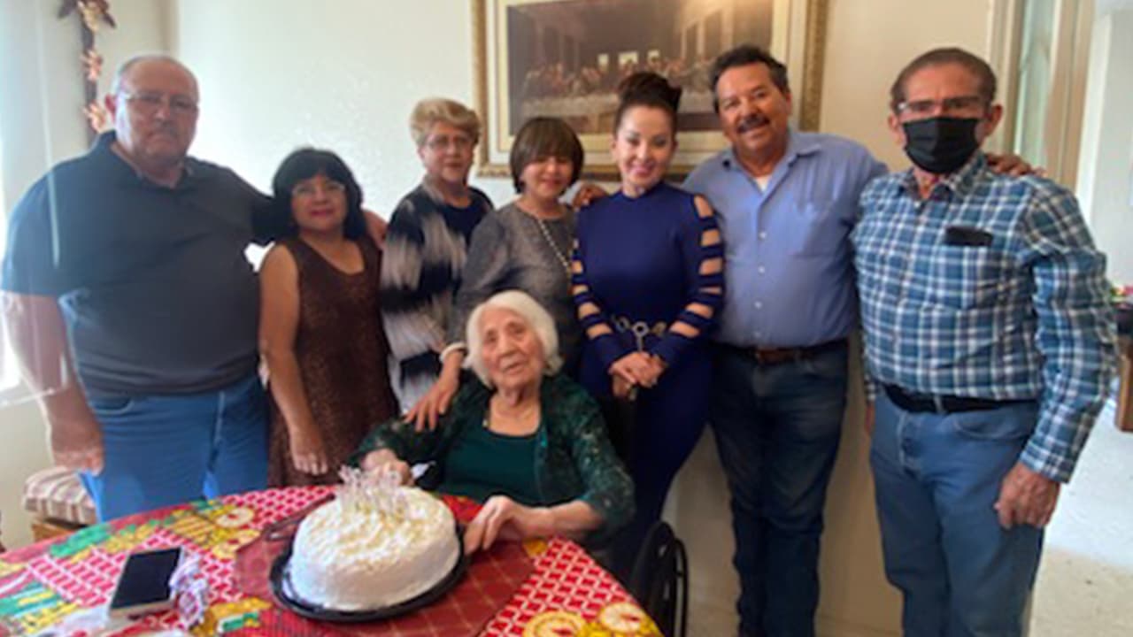 Irma Treviño se despide con un “hasta pronto” y se jubila por quequiere estar más tiempo con su madre Doña Reyes Alanís de Treviño quien actualmente tiene 100 años.