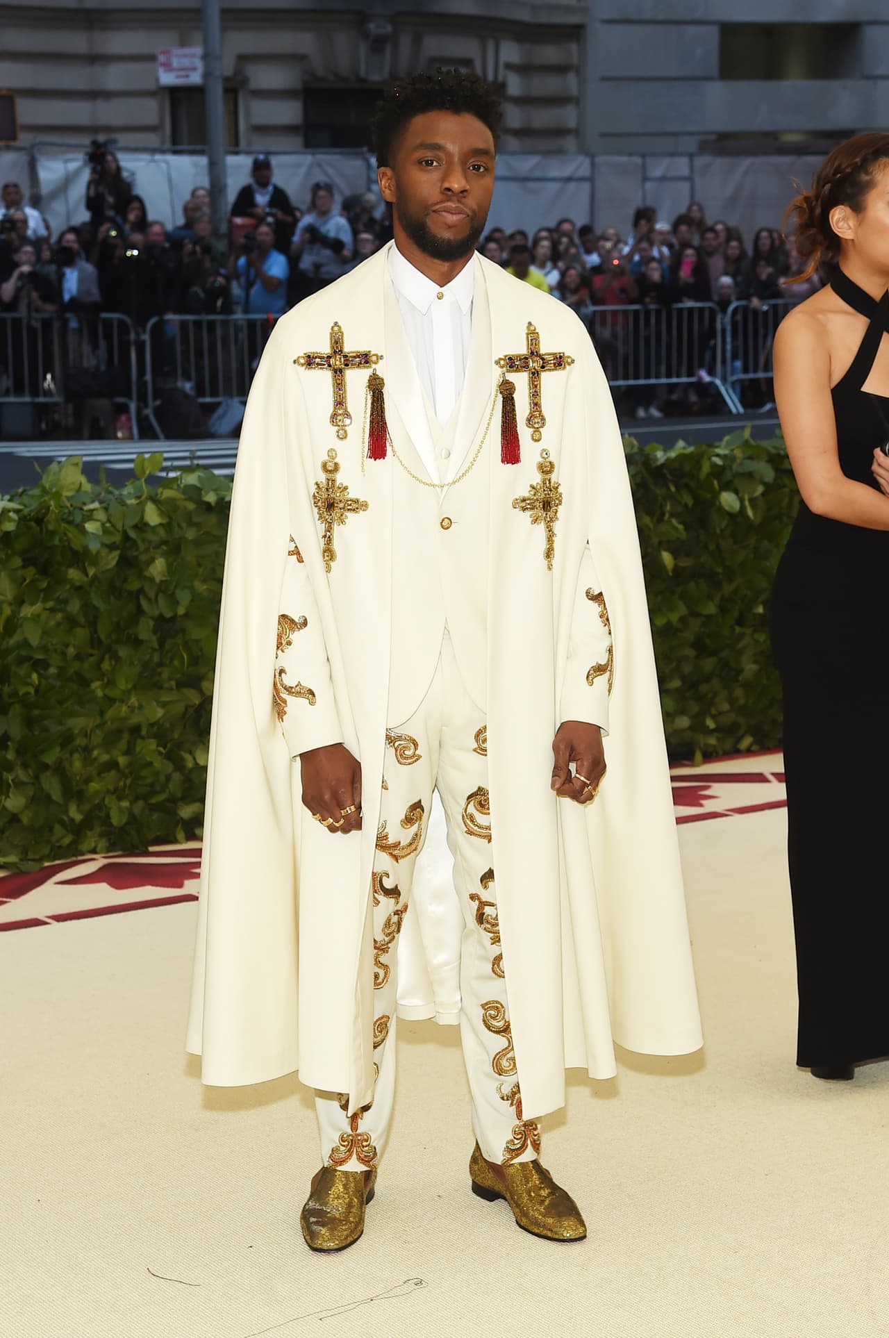 Uno que no deja de sorprender con sus atuendos es el actor Chadwick Boseman, de la película de Marvel 'Black Panther', que lució una capa Versace y balanceó su atuendo con unos zapatos dorados. ¿Qué crees?