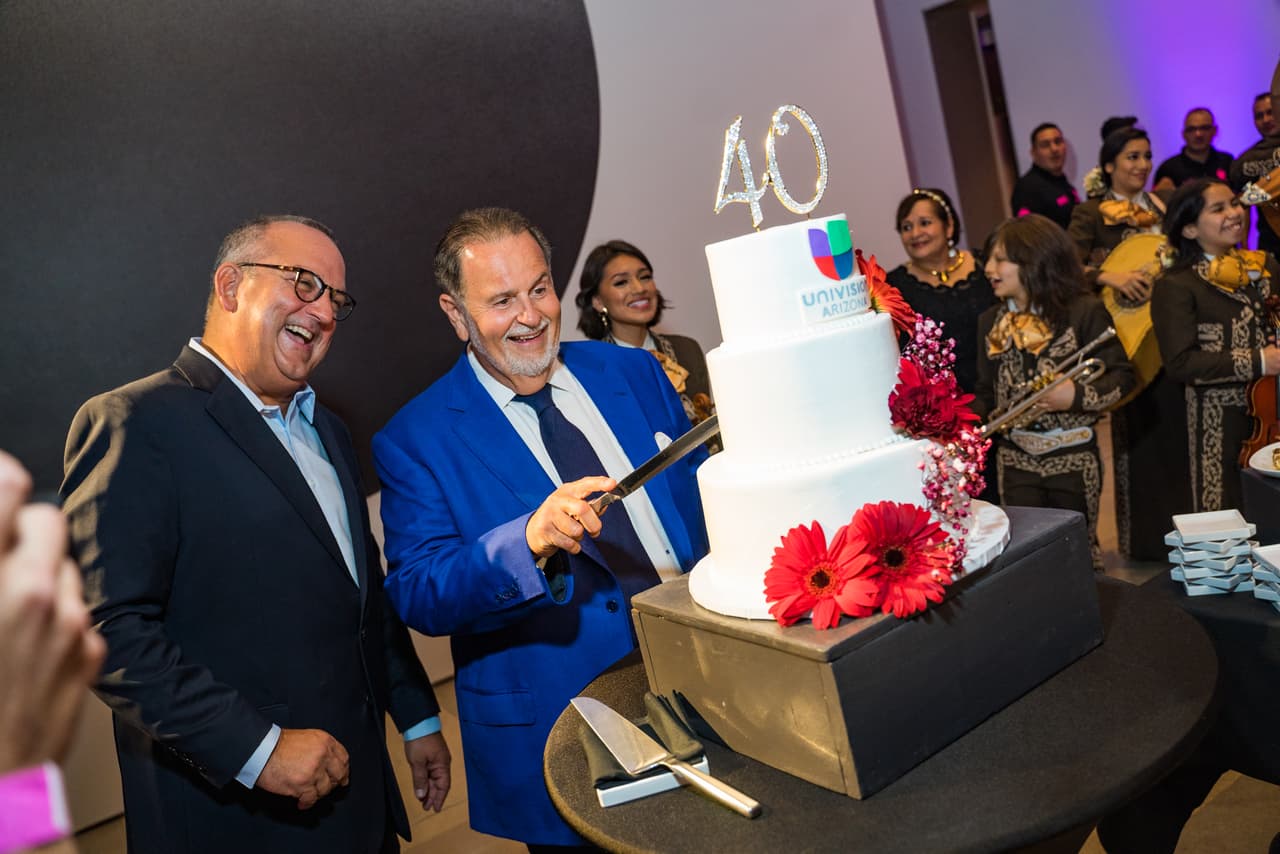 Luis Fernandez-Rocha, presidente y Gerente General Regional Ejecutivo, y Raúl de Molina cortan el pastel del evento.
<br>