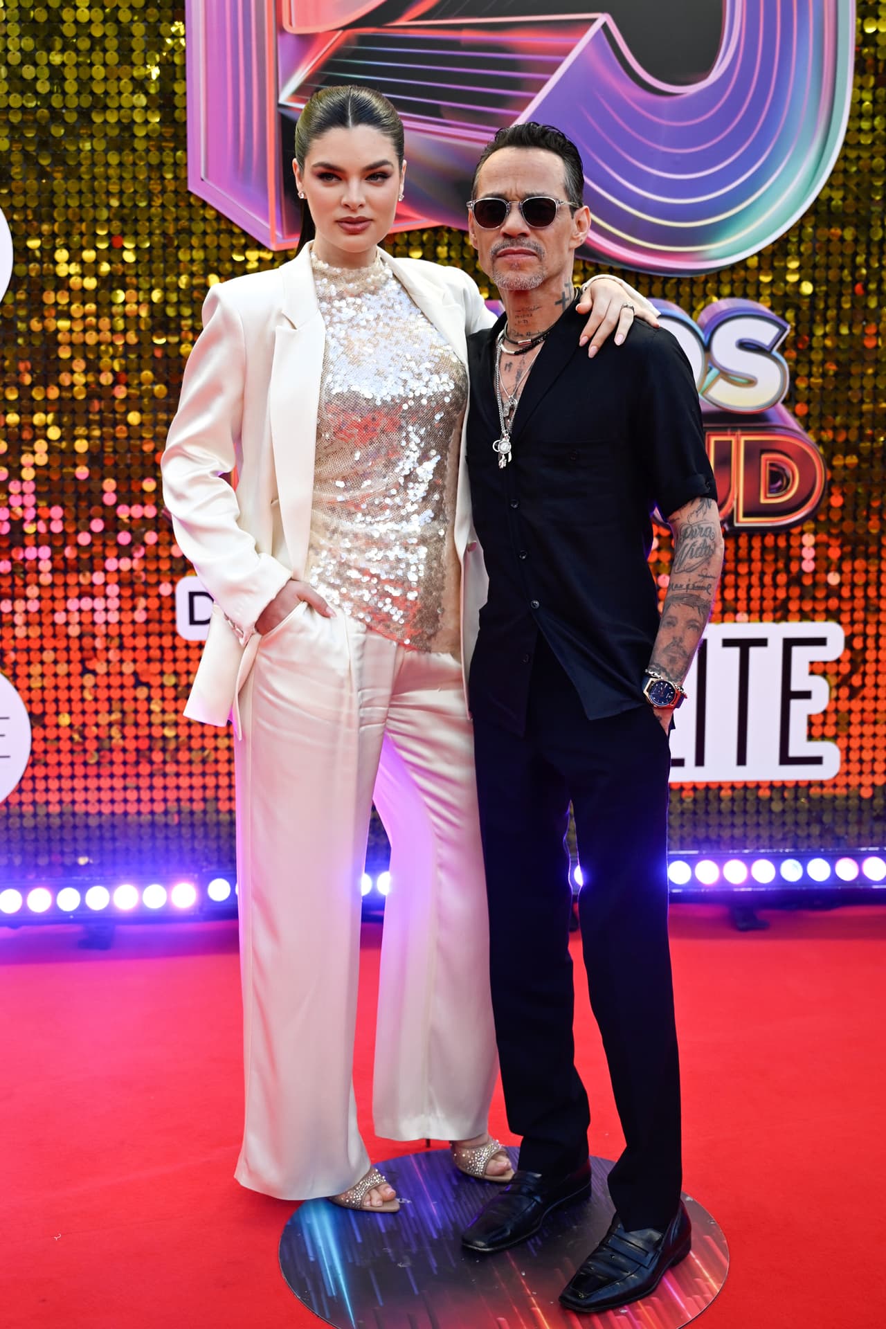 Nadia Ferreira y Marc Anthony muy guapos a su llegada.