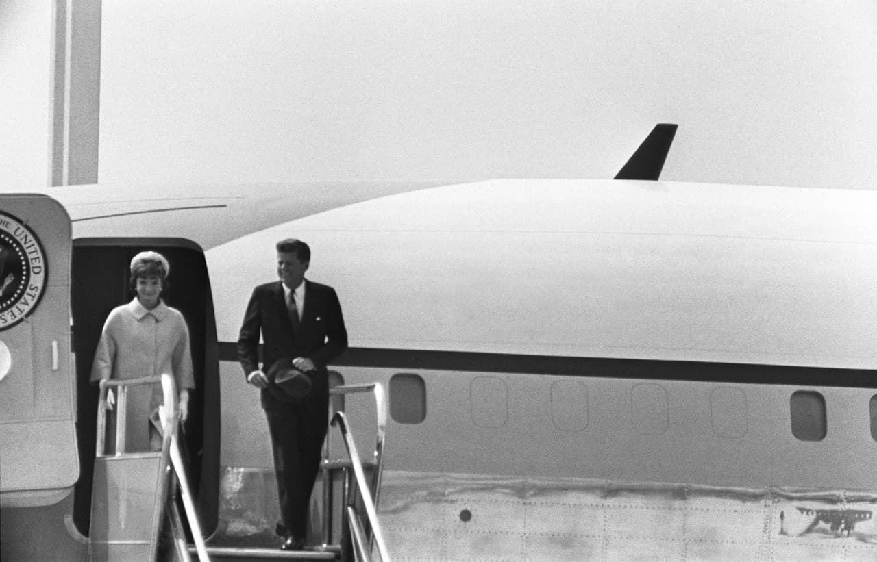 <b>Llegan los Jets.</b> En la presidencia de Eisenhower se incorporaron otros dos aviones de hélice al servicio presidencial y se añadió servicio telefónico y teletipo. La era Kennedy introdujo los jet Boeing y se diseñó un distintivo exterior para el avión que aún se conserva.