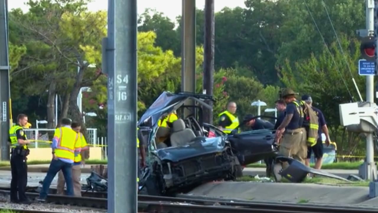 Este tipo de incidentes subraya
<b>la importancia de respetar las señales de tránsito, especialmente en cruces ferroviarios</b>. Las autoridades recomiendan a los conductores
<b>detenerse completamente cuando se aproxima un tren</b> y esperar hasta que sea seguro cruzar.