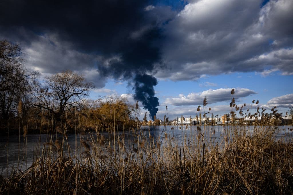 Una columna de humo se levanta en las afueras de Kiev el 27 de febrero de 2022.