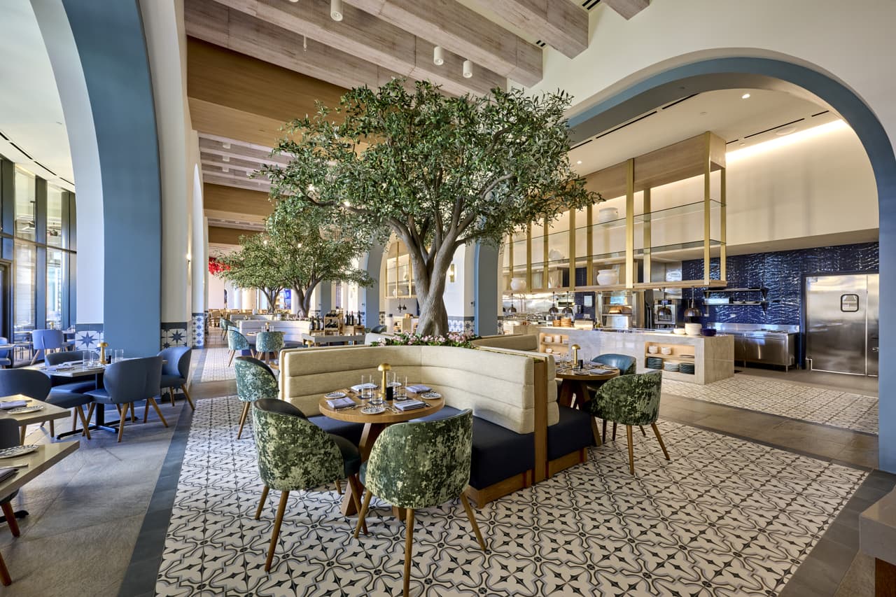 <b>Temática mediterránea: </b>Su diseño y ambientación están inspirados en la arquitectura y el estilo de vida del Mediterráneo, aportando un ambiente relajado y elegante.