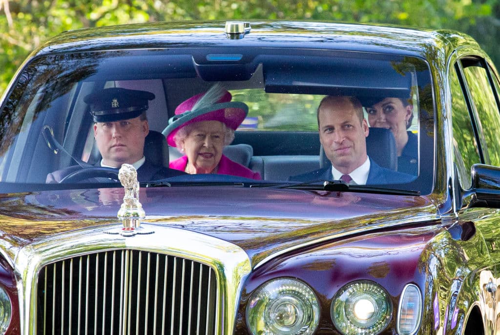 Los duques de Cambridge (quienes llegaron apenas el pasado jueves a Escocia con sus tres hijos) acompañaron en su Bentley a
<b><a href="https://www.univision.com/famosos/la-reina-isabel-le-cedio-un-importante-legado-a-kate-middleton-relacionado-con-una-de-sus-grandes-pasiones-fotos">la reina Isabel II, quien iba platicando divertida junto a Kate Middleton</a></b> en la parte de atrás, mientras que el príncipe William iba adelante, en el asiento del pasajero.