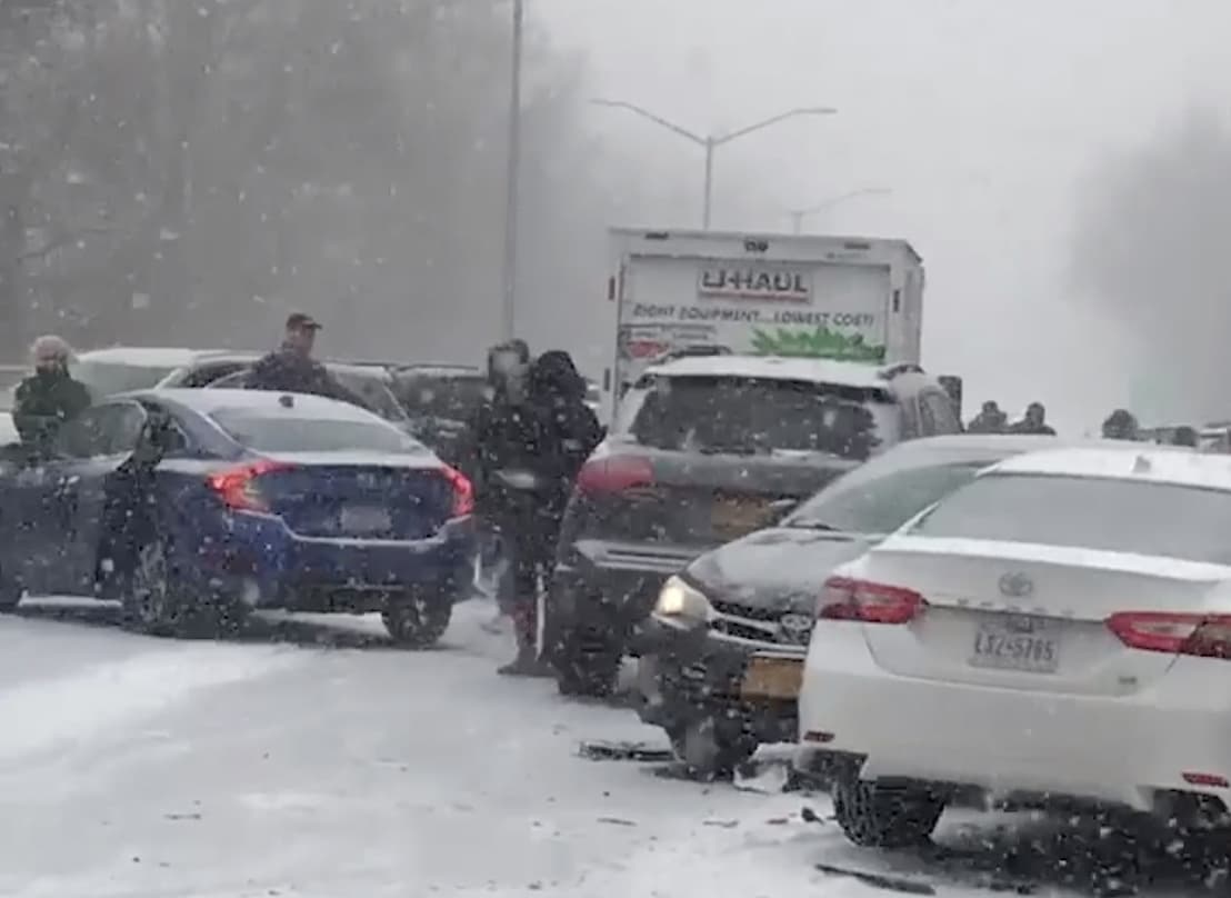 Varios heridos tras accidente múltiple con 15 autos involucrados en el Bronx River Parkway