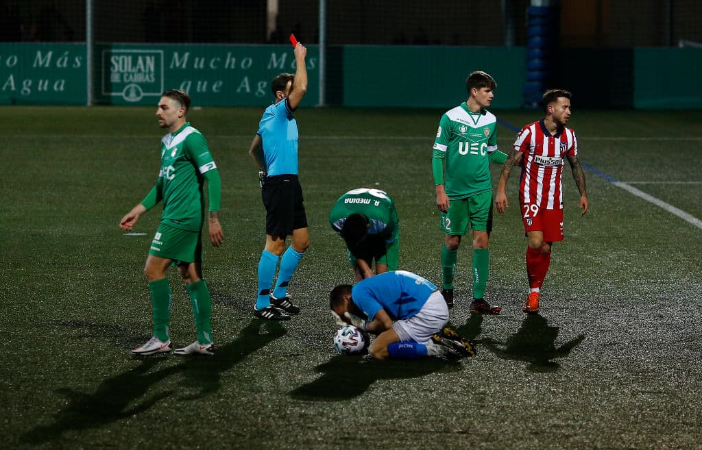 El Cornellà, de la Segunda B, echó a los del ‘Cholo’ de la prestigiada justa española con un gol tempranero. | Adrián Jiménez marcó el solitario gol que definió el encuentro a los 7 minutos de juego. Ricard Sánchez dejó a los de Simeone con diez hombres a los 63’.