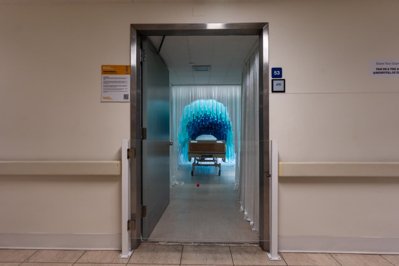 La instalación de Corrie Sullivan, titulada "Capas de esperanza", se exhibe durante la exposición "Hospital de las emociones" en un antiguo edificio hospitalario de Los Ángeles, el miércoles 22 de julio de 2026. (Foto AP/Jae C. Hong)