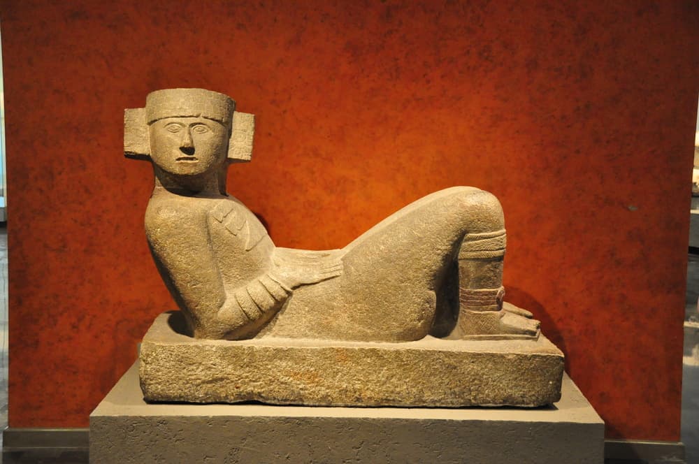 En el México prehispánico hubo un personaje grandiosos como Chac mool, quien fue un gran iniciado de la majestuosa Tenochtitlán. Si observamos con detenimiento, su escultura tiene la postura en que los antiguos sacerdotes egipcios se acostaban cuando querían realizar viajes astrales, pronunciando un mantra.
<br>