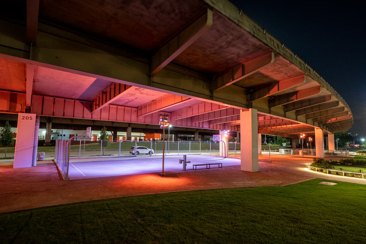 Esta es la cancha de baloncesto que es completamente gratuita y pública. Tiene una peculiar iluminación y está bajo un puente para cubrirte en los días de sol.