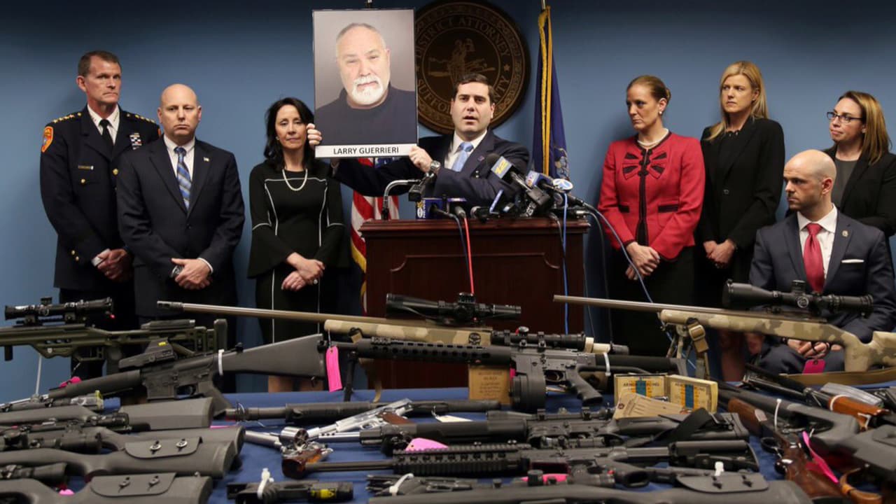 Autoridades del condado de Suffolk confirmaron el hallazgo de al menos 48 armas como rifles AR-15, cuchillos, pistolas y dispositivos para munición.