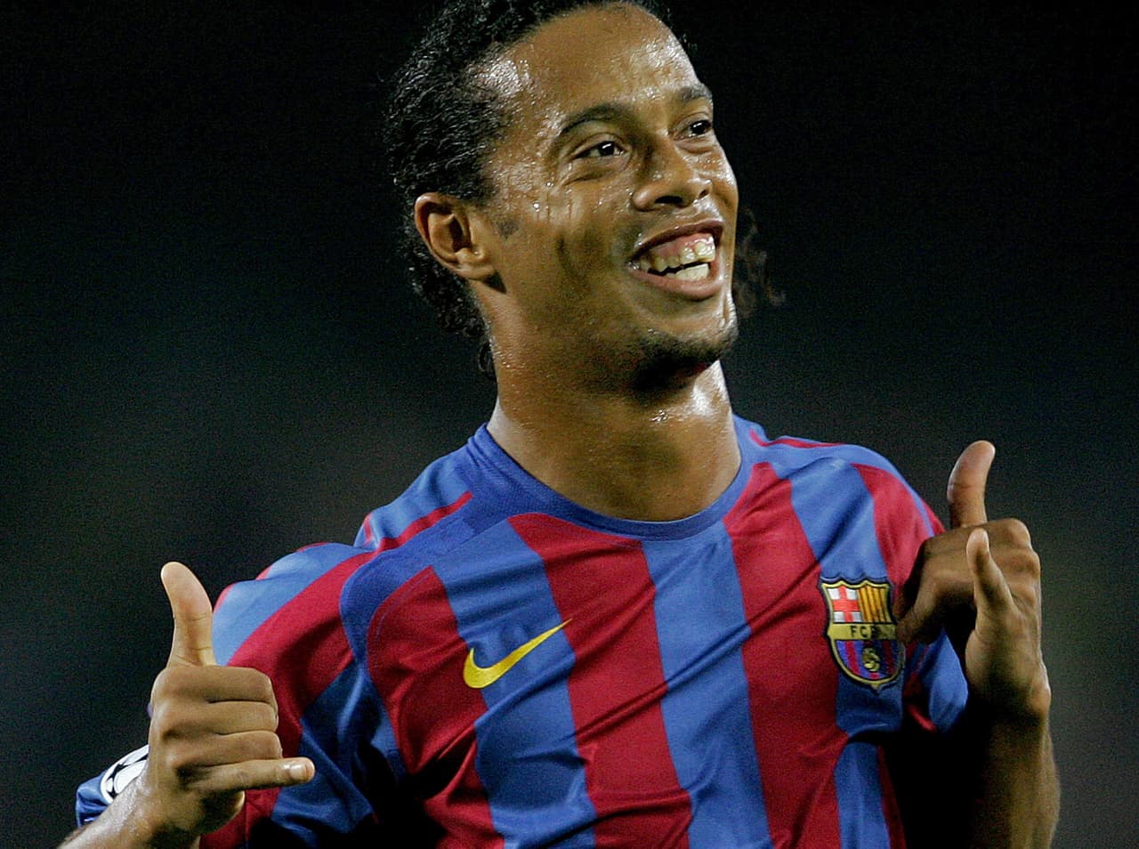 Ronaldinho fue el regreso de la magia al Barcelona: con su llegada en julio del 2003 le devolvió al equipo su buen fútbol y la alegría a las tribunas. Es el goleador número 20 de la historia del club con 94 tantos.