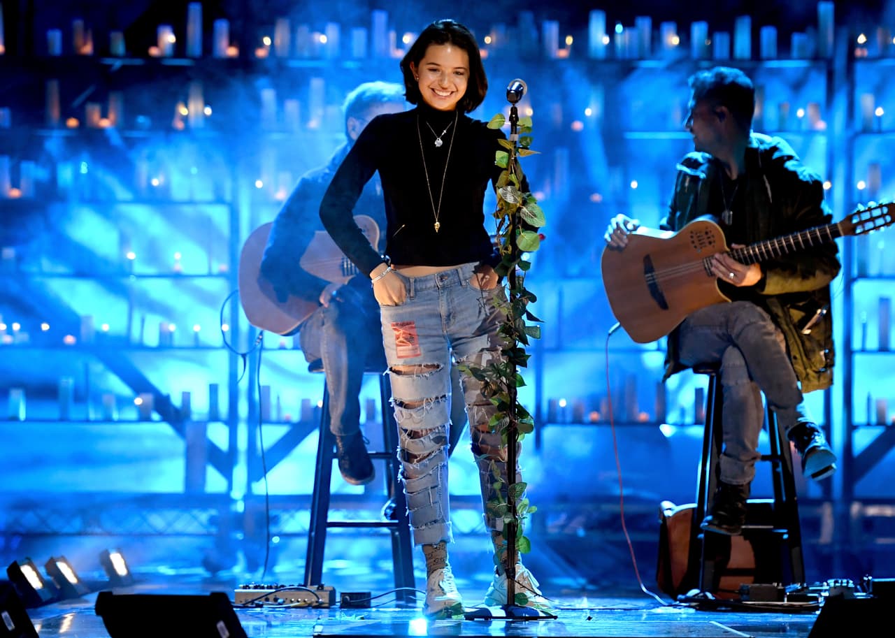 El pasado domingo, 3 de noviembre, la joven cantautora
<b>Ángela Aguilar</b> se convirtió una vez más en 'trending topic' en las redes sociales, por
<b><a href="https://www.univision.com/famosos/antes-de-que-el-canelo-ganara-angela-aguilar-dio-el-primer-nocaut-en-el-cuadrilatero-video">su magistral interpretación del Himno Nacional de México</a></b>, previa a la pelea de
<b>Saúl 'Canelo' Álvarez</b> y el ruso Sergey Kovalev, por el campeonato semicompleto de la Organización Mundial de Boxeo.