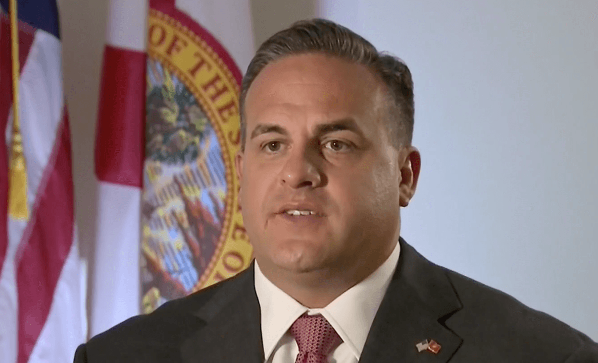 Piden la renuncia de un senador estatal hispano de Florida por insultos racistas y sexistas a colegas afroamericanos