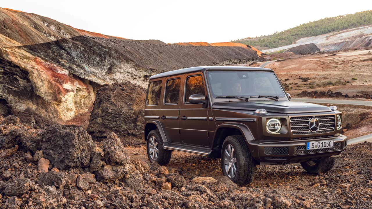 Con
<b>350 libras menos</b> que cargar en relación a su predecesora gracias a la utilización de aceros de alta resistencia en su estructura, la nueva Geländewagen llega más ágil y probablemente más eficiente que nunca.
