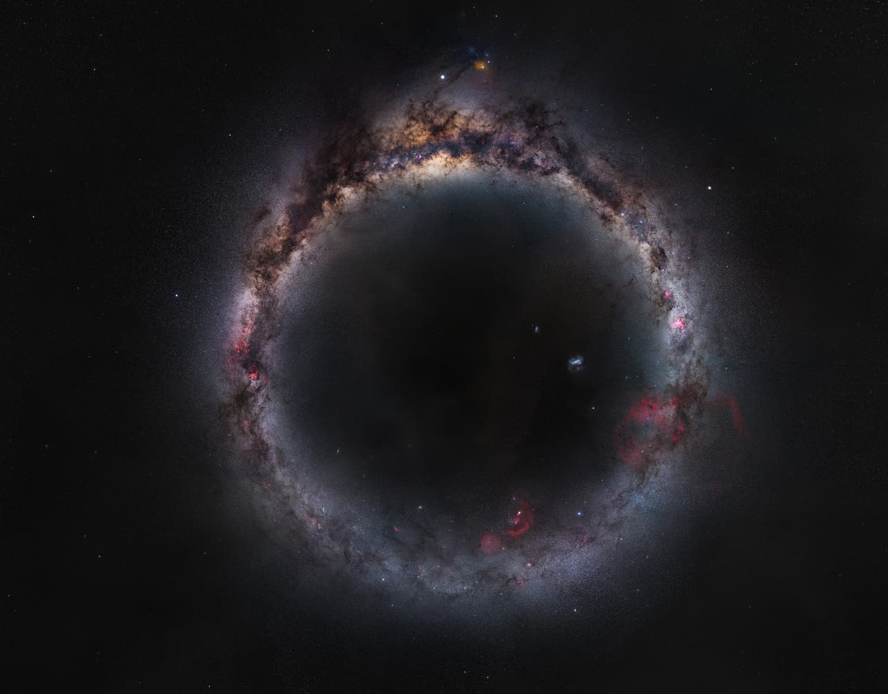 <b>‘El anillo lácteo’</b>
<br>
<br>Esta imagen muestra a nuestra galaxia como un magnífico anillo. La toma panorámica cubre toda la galaxia vista desde la Tierra con un mosaico que el autor tardó casi dos años en completar. Es ganadora de la categoría ‘Galaxias’ y fue tomada desde Lago Pukaki nueva Zelanda, entre febrero de 2020 y enero de 2021.
<br>