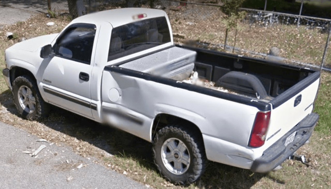 Las autoridades también dijeron que creen que López se llevó una camioneta blanca Chevrolet de cabina simple de 1999 de la casa donde las víctimas fueron halladas muertas.